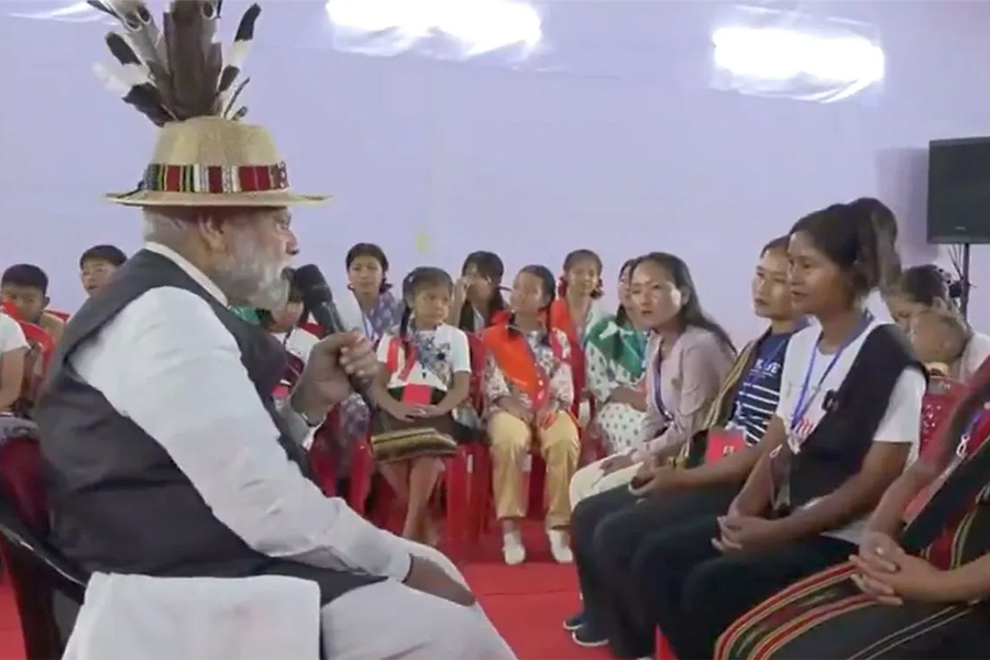 মণিপুর হিংসায় ঘরহারাদের সঙ্গে সাক্ষাৎ মোদির, চুড়াচাঁদপুরে প্রধানমন্ত্রীর আশ্বাস, ‘আমরা সঙ্গে আছি’