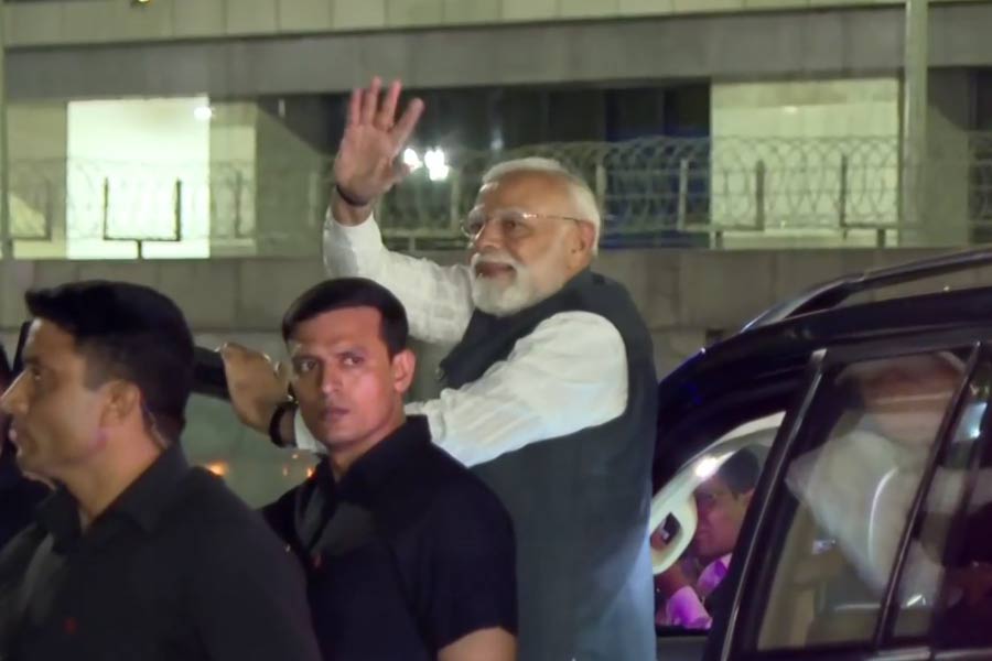 কলকাতায় পা প্রধানমন্ত্রীর, বিমানবন্দরে নেমেই হাত নেড়ে জনসংযোগে মোদি
