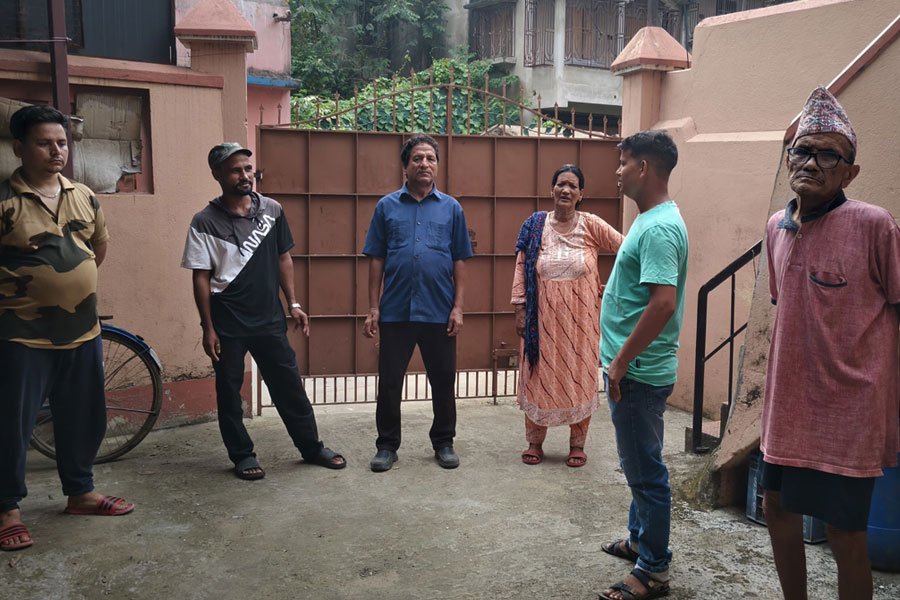 অশান্ত নেপাল, বাড়ির চিন্তায় ঘুম উড়েছে বিশ্বভারতীর দুই পড়ুয়ার, দুশ্চিন্তায় বোলপুরে ২৫টি নেপালি পরিবার