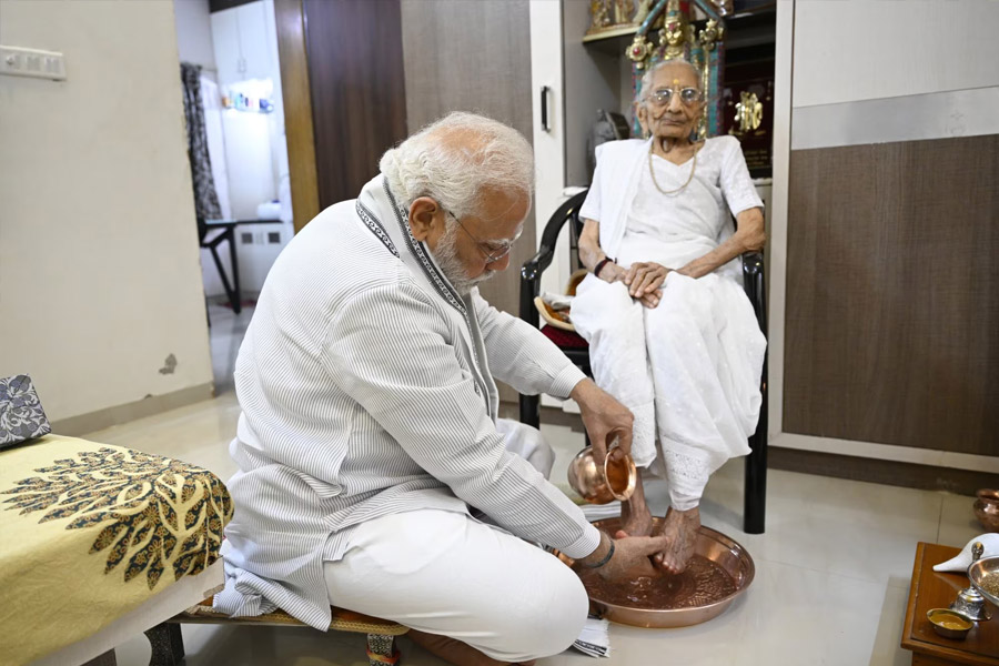 ‘ভোটের জন্য কত নিচে নামবে’, মোদিকে বলছেন মা হীরাবেন, কংগ্রেসের AI ভিডিও’য় বিতর্ক