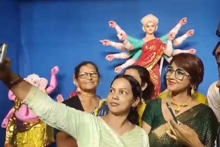 ‘বৃষ্টি মানুষকে আটকাতে পারবে না’, হুগলিতে পুজো উদ্বোধনে বললেন রচনা