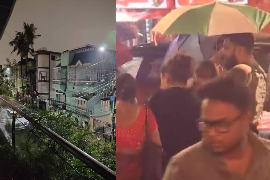 চতুর্থীর সন্ধ্যায় ঝেঁপে বৃষ্টি কলকাতায়, ছাতা মাথায় মণ্ডপমুখী দর্শনার্থীরা