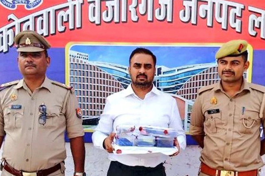 আইএএস পরিচয়ে সরকারি অনুষ্ঠানে, পুলিশকর্তাদের উপর হম্বিতম্বি করতে গিয়ে ধরা পড়লেন ‘প্রতারক’