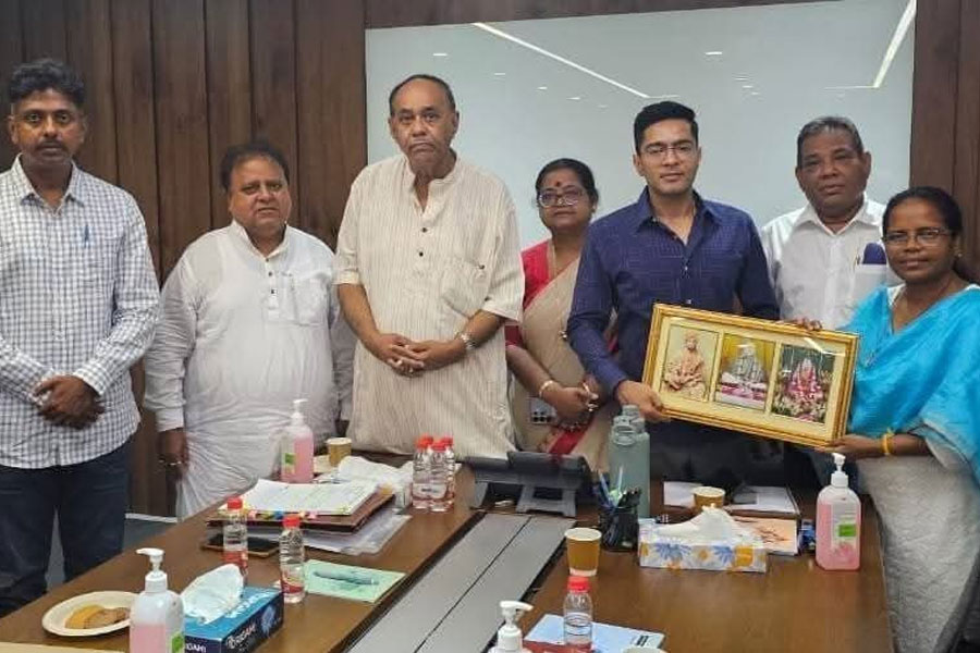 আরামবাগের তৃণমূল নেতৃত্বের সঙ্গে বৈঠকে রদবদলের ইঙ্গিত! ‘গোষ্ঠীদ্বন্দ্ব’ নিয়ে কড়া বার্তা অভিষেকের