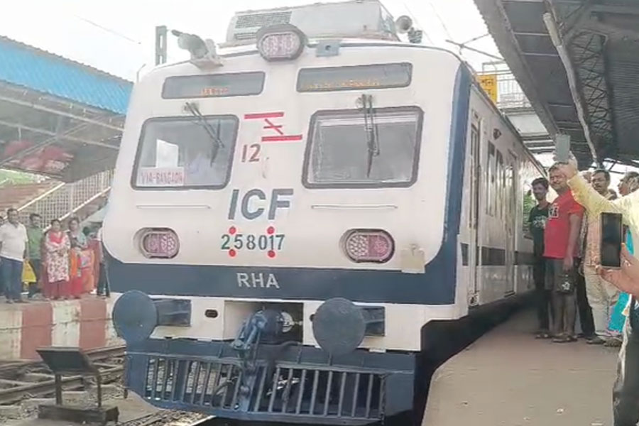 প্রতীক্ষার অবসান, শিয়ালদহ থেকে বনগাঁ ও কৃষ্ণনগর শাখায় ছুটল এসি লোকাল