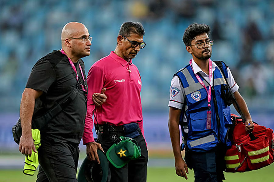 শেষমেশ আম্পায়ারকেও নিশানা! হ্যারিসের থ্রোয়ে মাঠ ছাড়তে বাধ্য হলেন রুচিরা 