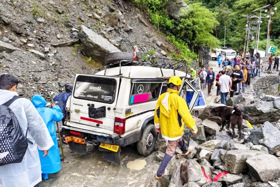 উত্তরাখণ্ডে ফের ভূমিধস, পাহাড় থেকে পুণ্যার্থীদের গাড়িতে আছড়ে পড়ল পাথর, মৃত অন্তত ২