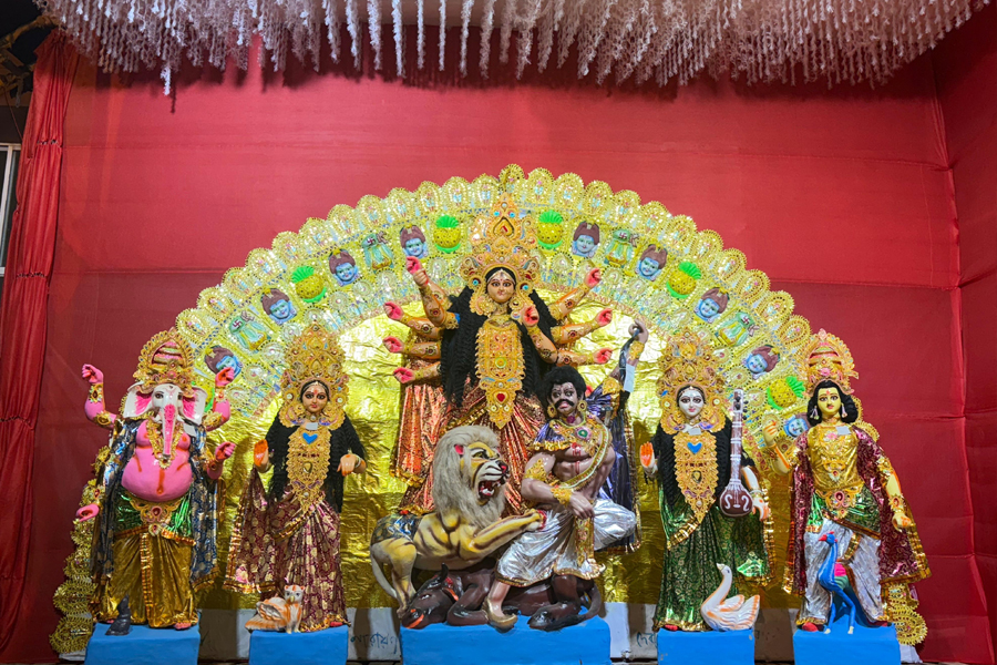 পাড়া ছাড়িয়ে থিম-যুদ্ধ এবার আবাসনেও, ঘর সামলে পুজো অঙ্গনের সৃজনে বাসিন্দারাই 