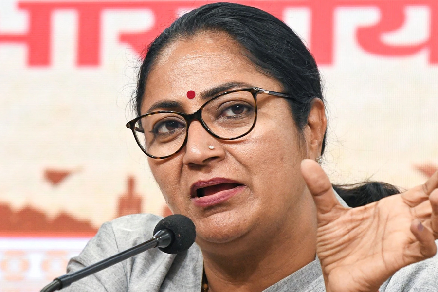 বাঙালি-মন পেতে রেখার নজরে দুর্গাপুজো, দিল্লিতে নয়া চাল বিজেপির