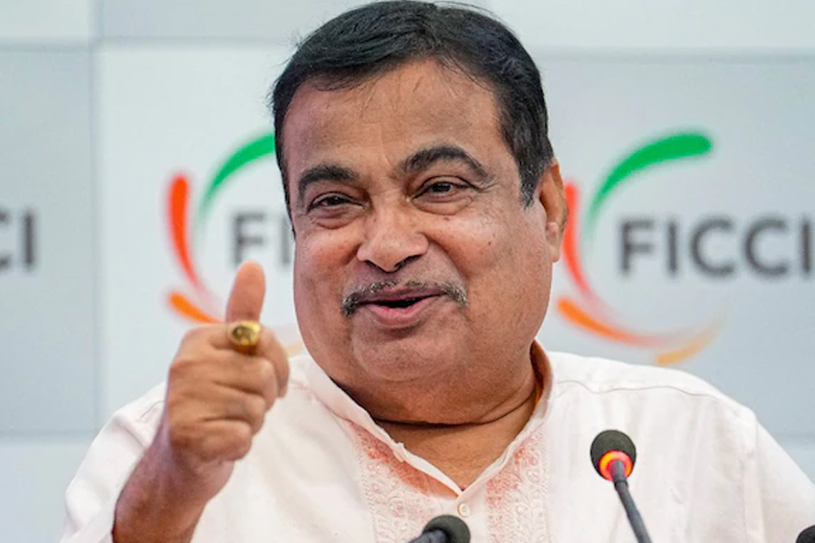 ‘যিনি যত বোকা বানাতে পারেন, তিনি তত বড় নেতা’, গড়করির মন্তব্যে চর্চা