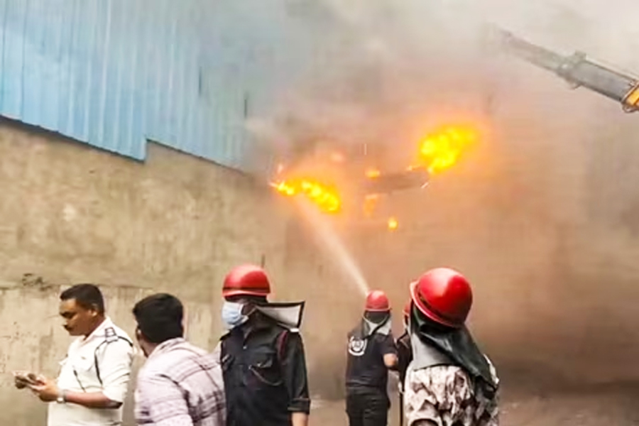 সুরাটের বস্ত্র কারখানায় ভয়াবহ বিস্ফোরণ, মৃত ২, আহত বহু