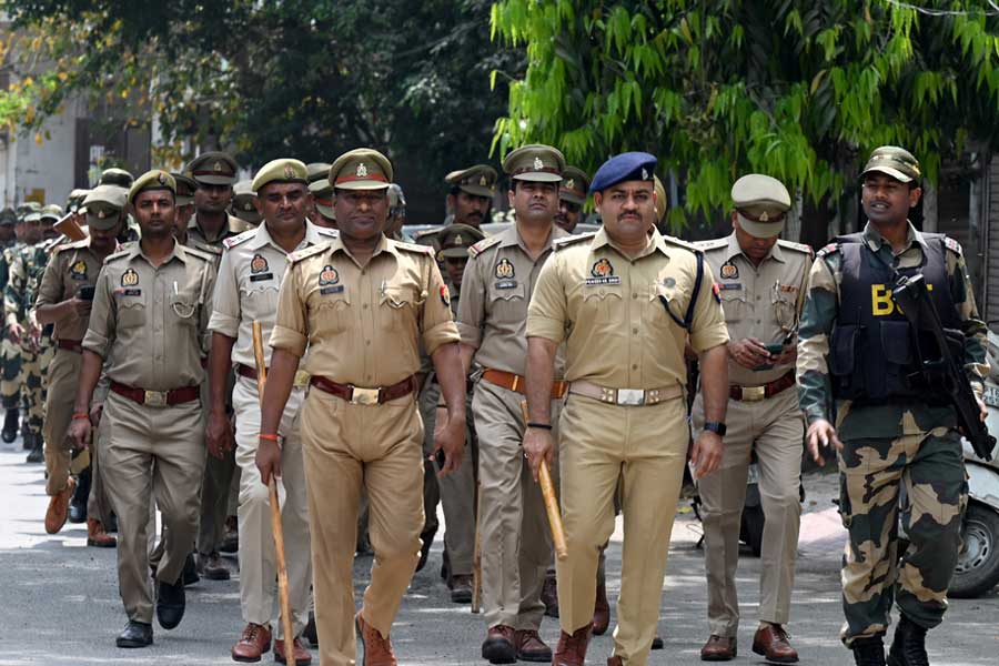 উত্তরপ্রদেশে পুলিশের ‘লাঠিচার্জে’ মৃত্যু বিজেপি কর্মীর, ১১ পুলিশকর্মীকে ‘শাস্তি’ প্রশাসনের
