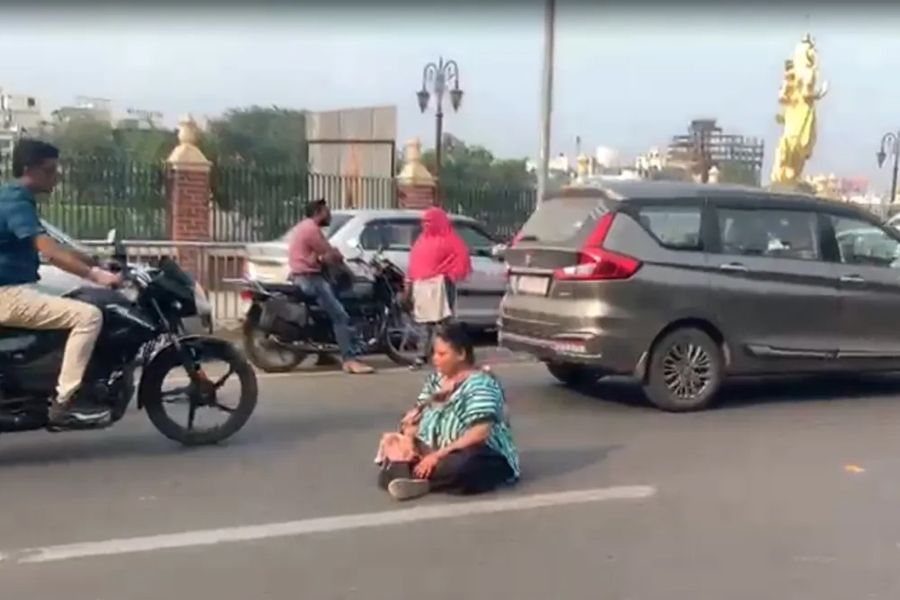 দুটো ফুচকা কম পেয়ে রাস্তা অবরোধ মহিলার! অবাক কাণ্ড বরোদায়
