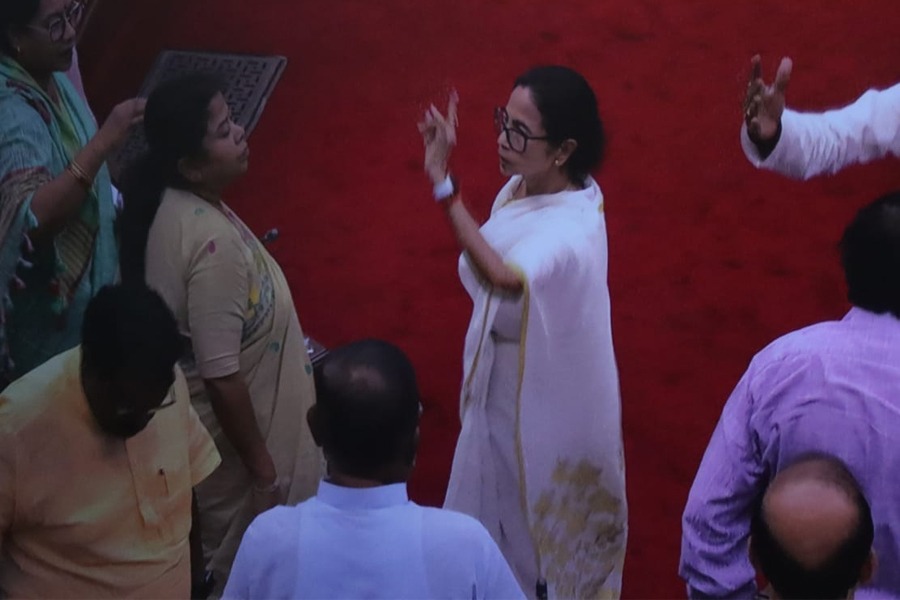 বিধানসভায় বিজেপির অশান্তির পালটা, ওয়েলে নেমে তৃণমূল বিধায়কদের শান্ত করলেন মমতা