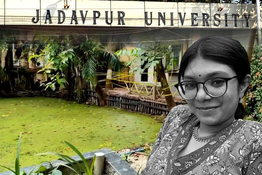 ‘খুনই করা হয়েছে’, যাদবপুরে ছাত্রীমৃত্যুতে থানায় হত্যার অভিযোগ, জিজ্ঞাসাবাদের মুখে ৩ বন্ধু
