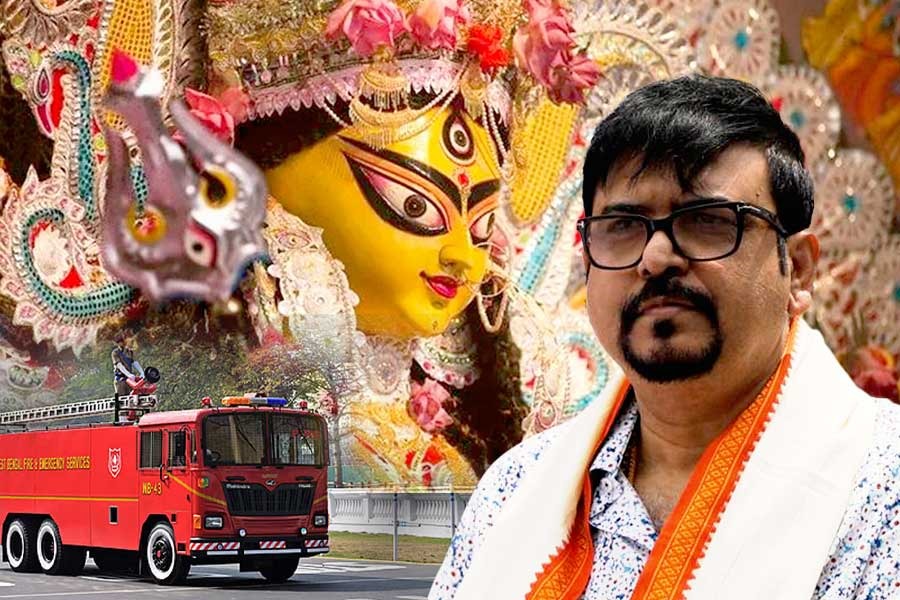 রাজ্যে ৯৭ টি অস্থায়ী দমকল কেন্দ্র, দুর্গাপুজোর আগে বড় ঘোষণা সুজিত বসুর