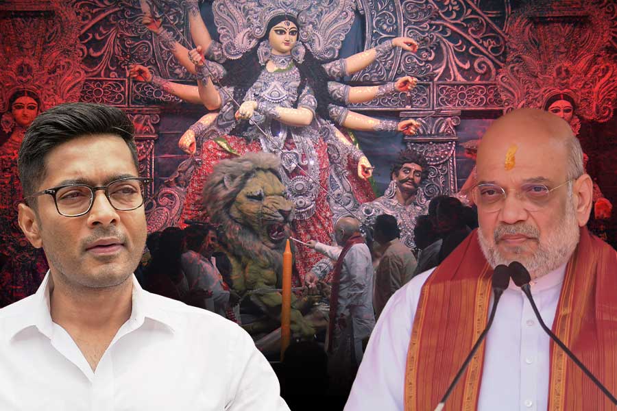 ‘আপনারাই বলতেন বাংলায় দুর্গাপুজো হয় না’, শাহের পুজো উদ্বোধন নিয়ে কটাক্ষ অভিষেকের