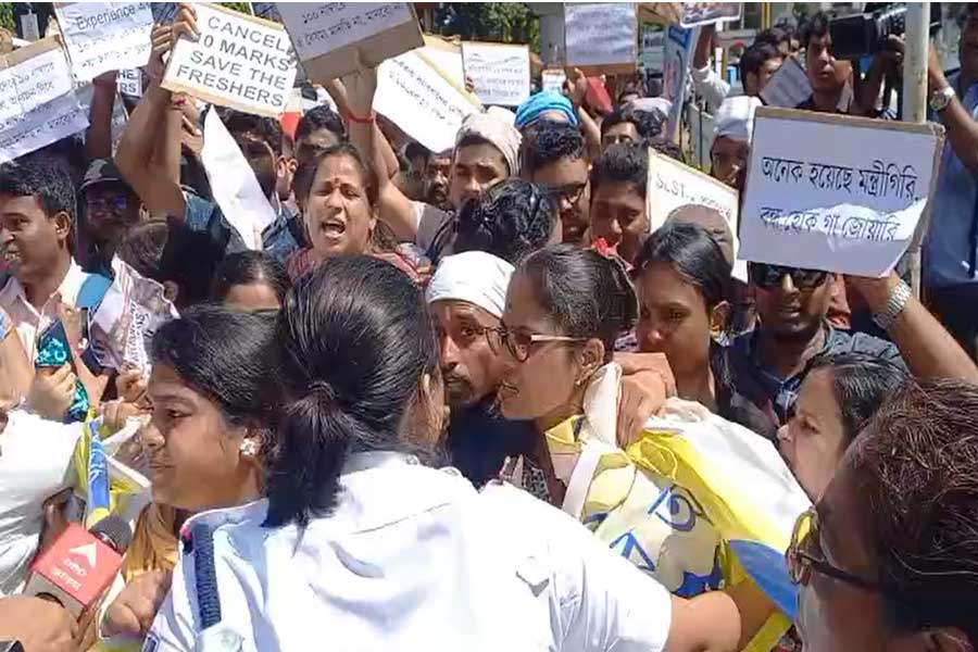 একাধিক দাবিতে ফের পথে নেমে বিক্ষোভে SLST চাকরিপ্রার্থীরা, উত্তাল করুণাময়ী