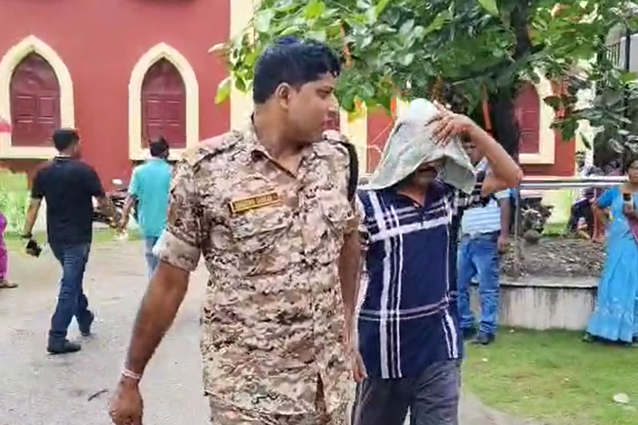 নিজের ঘরে ডেকে ৪ ছাত্রীকে যৌন হেনস্তা! শ্রীঘরে প্রধান শিক্ষক, চাঞ্চল্য আলিপুরদুয়ারে