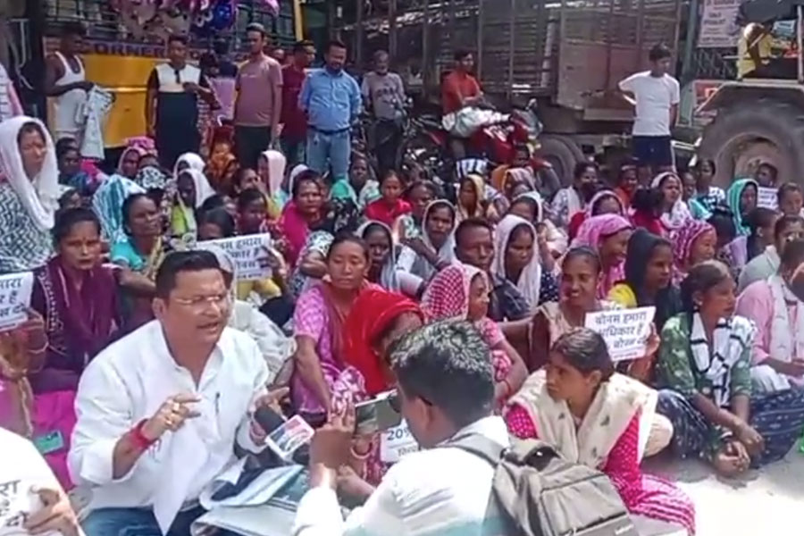 বোনাস না দিয়েই বাগান ছাড়ল কর্তৃপক্ষ, উৎসবের মরশুমে মাথায় হাত ১৪০০ শ্রমিকের