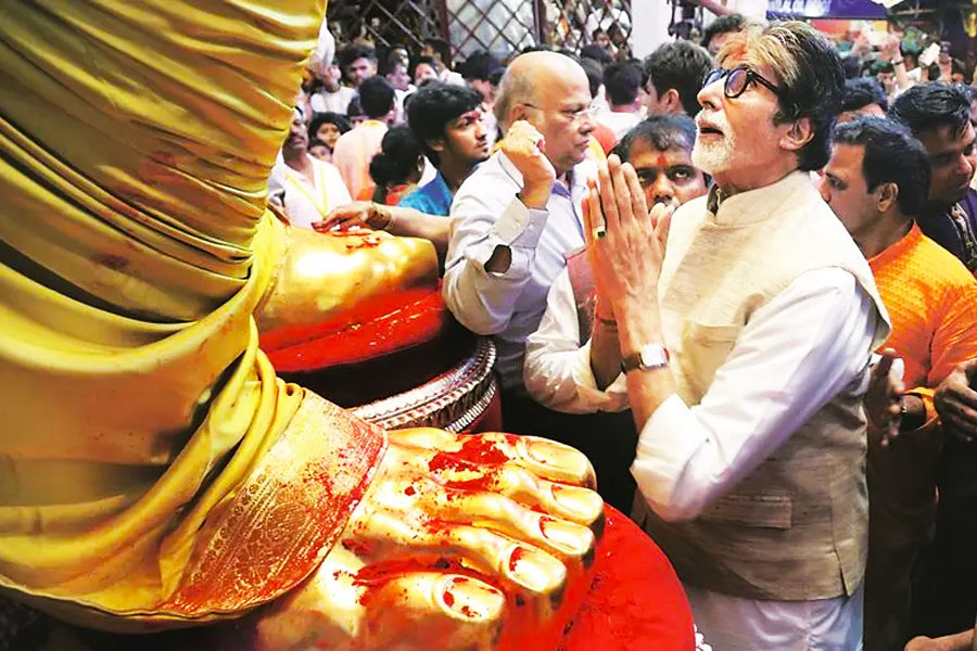 লালবাগের পুজোয় ১১ লক্ষ চাঁদা দিয়ে কটাক্ষের মুখে অমিতাভ বচ্চন, ‘বানভাসি পাঞ্জাবের বেলায় শূন্য’, উঠল প্রশ্ন