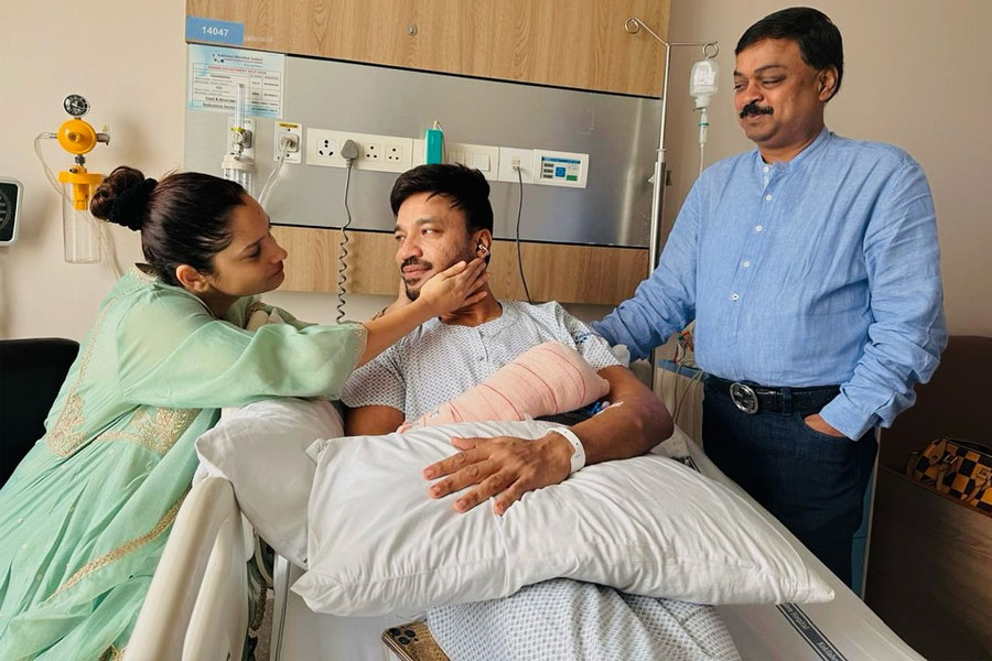 হাসপাতালের বেডে শুয়ে অসুস্থ ভিকি! পাশে দাঁড়িয়ে অঙ্কিতা, কী হয়েছে অভিনেতার?