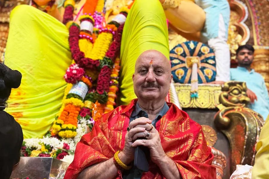 ‘VIP নয়, আমজনতার মতোই লাইনে দাঁড়িয়ে লালবাগে গণপতিদর্শন’, অনুপম খেরের দাবিতে ধেয়ে এল কটাক্ষ!