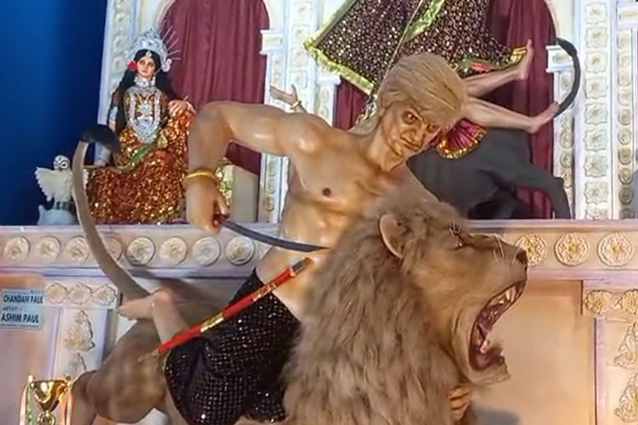 Durga Puja 2025, Trump is the 'demon' at durga puja in Berhampur