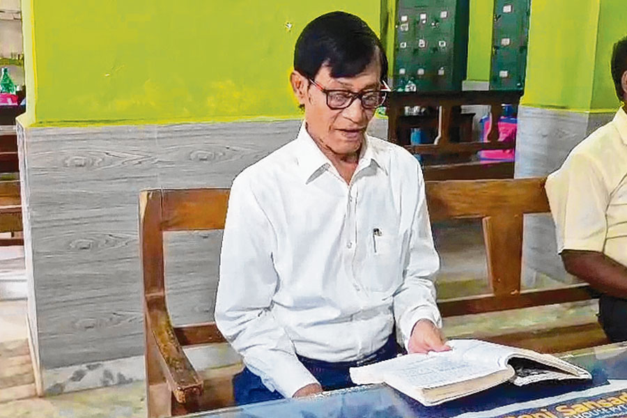 অবসরের পর বিনা পারিশ্রমিকে ১৪ বছর শিক্ষকতায়, পড়ুয়াদের প্রিয় রাইপুর হাই স্কুলের শিক্ষক ফটিকচন্দ্র
