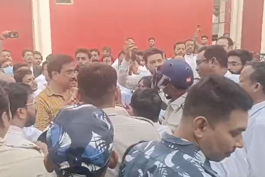রণক্ষেত্র বারাসত আদালত চত্বর, আইনজীবীদের হাতে রক্তাক্ত পুলিশ!