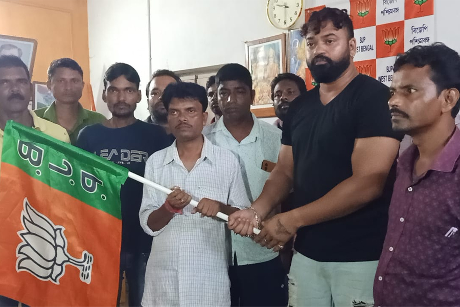 দুপুরে তৃণমূলে যোগ, রাতেই বিজেপিতে ‘ঘর ওয়াপসি’ বিষ্ণুপুরের ২ নেতার