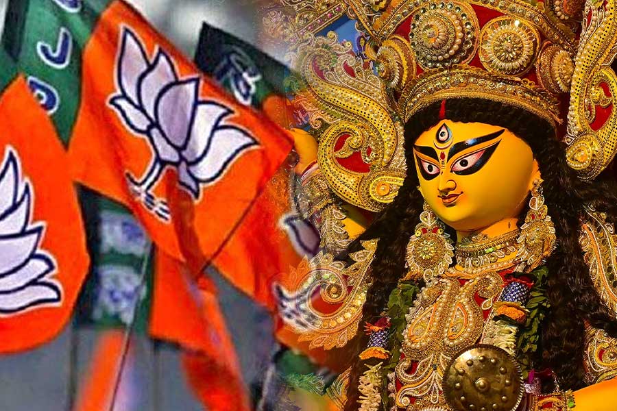 অনুদান নিলে পুজো প্যান্ডেলে রাখতে হবে মোদির ছবি! আজব ফরমান বঙ্গ বিজেপির