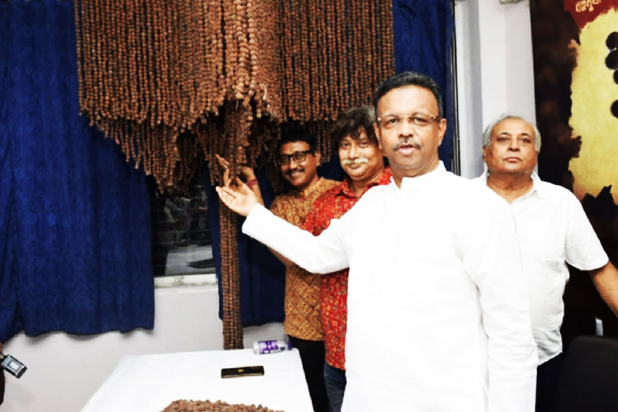 ‘অমৃতকুম্ভের সন্ধানে’ চেতলা অগ্রণী, সওয়া ১ কোটি রুদ্রাক্ষের মণ্ডপসজ্জায় বঙ্গবিদ্বেষের প্রতিবাদ