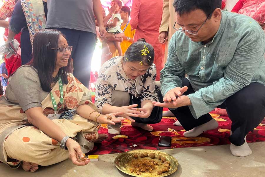 বাংলার পুজোর উপভোগে হুগলির গ্রামে চিনা দূতাবাসের আধিকারিকরা, দিলেন আলপনা, বানালেন নাড়ু