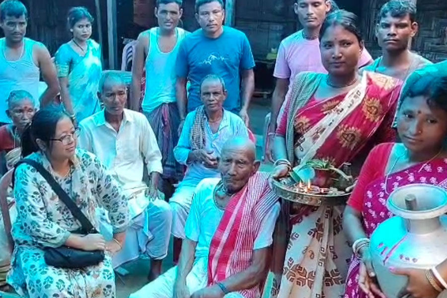 শতায়ু দাদুর দাঁত গজিয়েছে! আহ্লাদে আটখানা নাতি-নাতনিরা, অন্নপ্রাশনে মহাভোজ গ্রামে