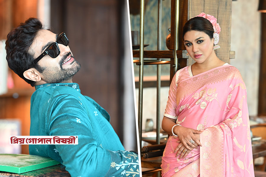 Durga Pujo 2025: Jaya Ahsan, Jeetu Kamal's Saptami look in Priya Gopal Bishoyi's collection
