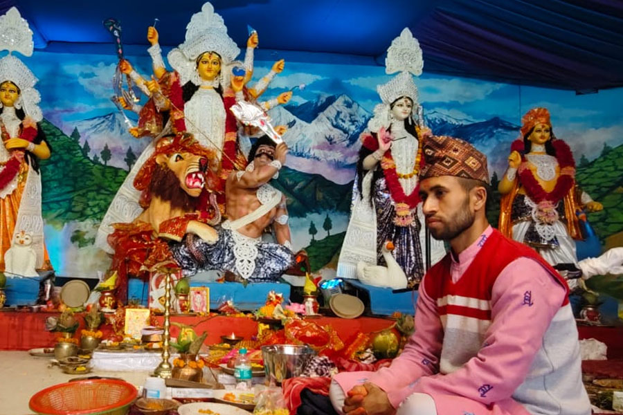 দার্জিলিংয়ের বারোয়ারি দুর্গাপুজোয় নেপালি পুরোহিত, শিলিগুড়ি থেকে এসেছে প্রতিমা-ঢাকিরা
