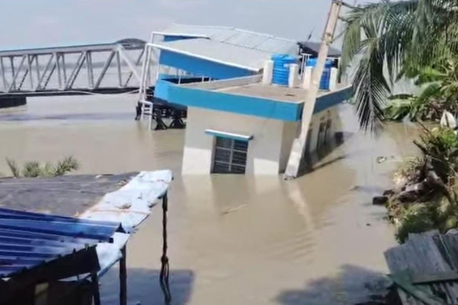 ডায়মন্ড হারবারে ভাঙনে নদীগর্ভে রাস্তা-জেটিঘাট, বন্ধ দুই জেলার সঙ্গে জলপথে যোগাযোগ