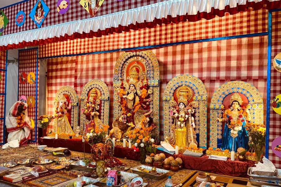 দুর্গাপুজোয় নর্থ ক্যালিফোর্নিয়া যেন আরেকটা কলকাতা! স্ট্রিট ফুড থেকে জুয়েলারি… কী নেই?