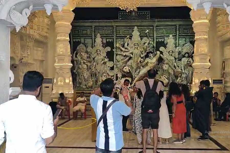 ধন্য প্রাণশক্তি! বিপর্যস্ত কলকাতায় হাঁটুজল ভেঙেও শ্রীভূমির মণ্ডপে ভিড় দর্শনার্থীদের