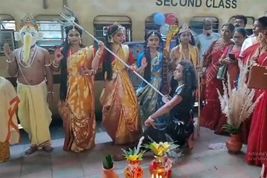 ভরা প্ল্যাটফর্মে অসুর বধ! আলিপুরদুয়ার স্টেশনে ‘মহিষাসুরমর্দিনী’ দেখে অবাক যাত্রীরা