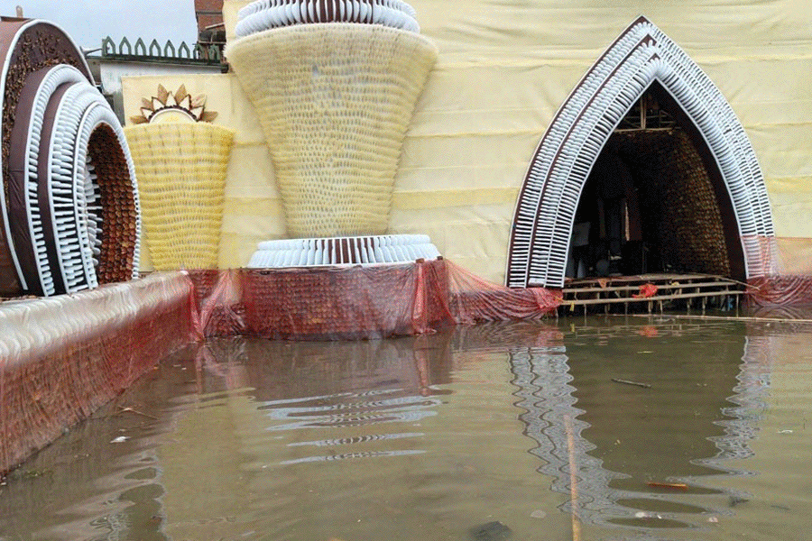 রাতভর বৃষ্টিতে ডুবেছে দুর্গাপুজোর মণ্ডপ, একতলার বহু ঘর জলমগ্ন, রইল হাওড়ার জলছবি…