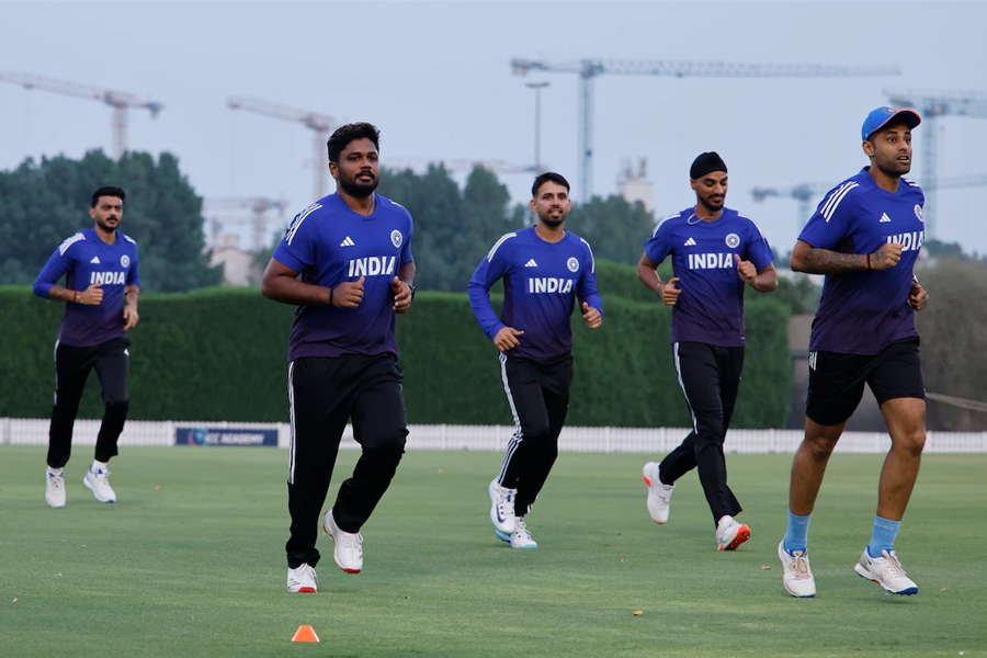 হ্যান্ডশেক বিতর্কের মাঝে এক মাঠে অনুশীলনে সূর্য-শাহিনরা, পাক নেট বোলারে জারি নিষেধাজ্ঞা!