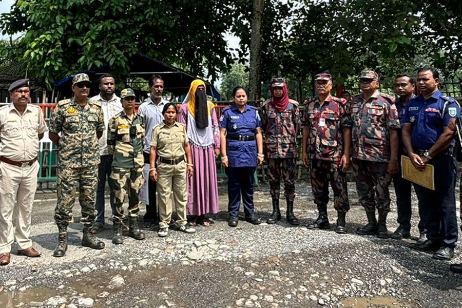 প্রেমের টানে কাঁটাতার পেরিয়ে বাংলাদেশে, জলপাইগুড়ির তরুণীকে বাড়ি ফেরাল পুলিশ-বিএসএফ