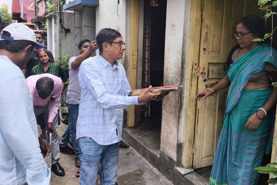 দুয়ারে সেলেব-বিধায়ক! ‘কাছের মানুষ’ হয়ে ঘরে ঘরে পুজোর উপহার দিলেন কাঞ্চন