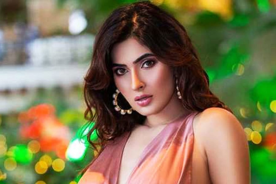 ঝাঁপ দিয়েছিলেন চলন্ত ট্রেন থেকে! হাসপাতাল থেকে ফিরে করিশ্মা বললেন…