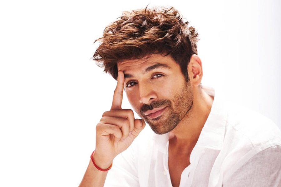 Kartik Aaryan meets specially-abled fan from Varanasi