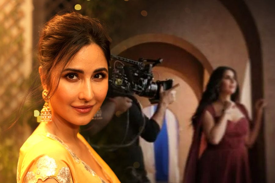 ক’দিন পরই হবেন মা, স্ফীতোদর নিয়ে বিজ্ঞাপনী শুটে ক্যাটরিনা! ভাইরাল ছবি