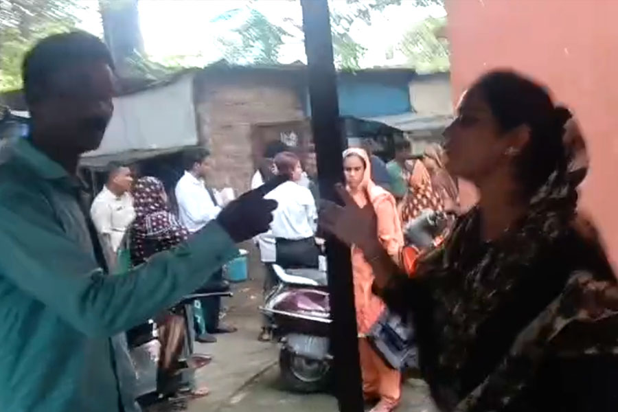 সন্তান কার কাছে থাকবে? কাটোয়ায় আদালত চত্বরেই ৭ বছরের ছেলেকে নিয়ে বাবা-মার টানাটানি!
