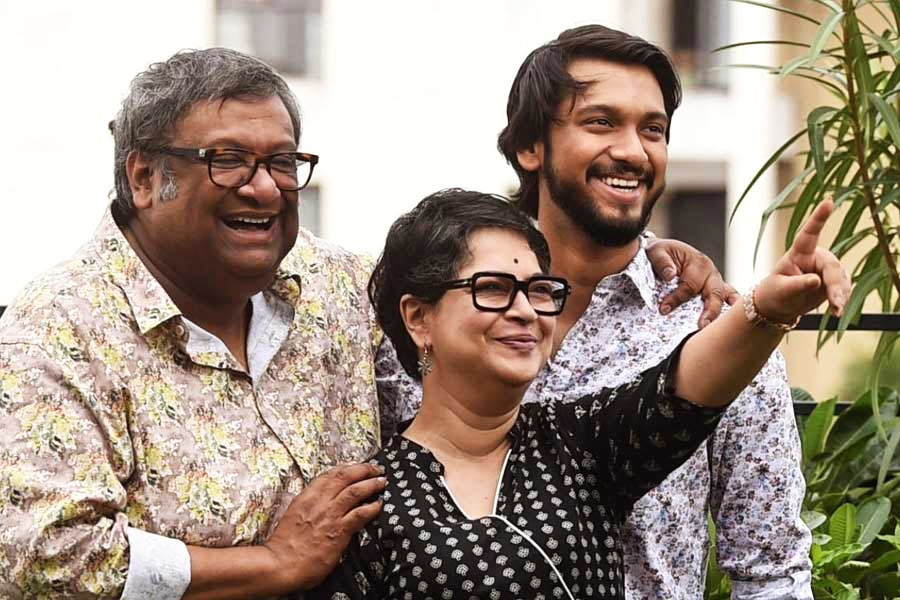 গুলজারের পাশেই লেখা উজানের নাম, পরিচালক হিসেবে ছেলের আত্মপ্রকাশে আবেগতাড়িত কৌশিক